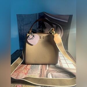 Elegant Tan  Handbag with 🩷 charm - perfect for the fall season ! 🍂🍂🍁🍁🍁🍁